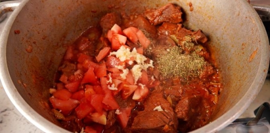 Фото приготовления рецепта: Пёркёльт из говядины, со сладким перцем, помидорами и луком - шаг №17