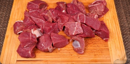 Фото приготовления рецепта: Пёркёльт из говядины, со сладким перцем, помидорами и луком - шаг №3