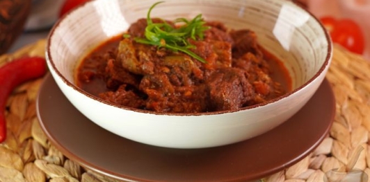 Фото приготовления рецепта: Пёркёльт из говядины, со сладким перцем, помидорами и луком - шаг №21