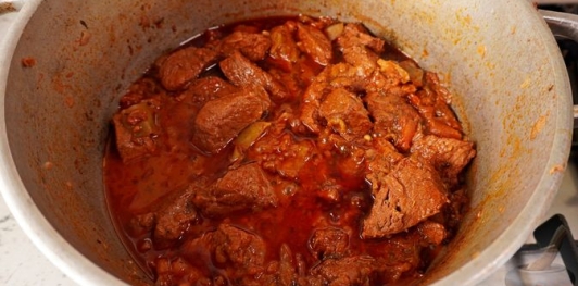 Фото приготовления рецепта: Пёркёльт из говядины, со сладким перцем, помидорами и луком - шаг №19