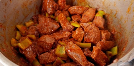 Фото приготовления рецепта: Пёркёльт из говядины, со сладким перцем, помидорами и луком - шаг №11