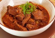 Пёркёльт из говядины, со сладким перцем, помидорами и луком