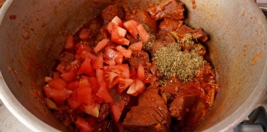 Фото приготовления рецепта: Пёркёльт из говядины, со сладким перцем, помидорами и луком - шаг №16