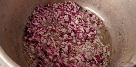 Фото приготовления рецепта: Пёркёльт из говядины, со сладким перцем, помидорами и луком - шаг №4