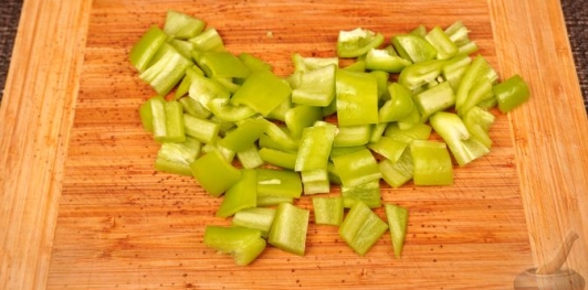 Фото приготовления рецепта: Пёркёльт из говядины, со сладким перцем, помидорами и луком - шаг №6