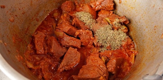 Фото приготовления рецепта: Пёркёльт из говядины, со сладким перцем, помидорами и луком - шаг №15