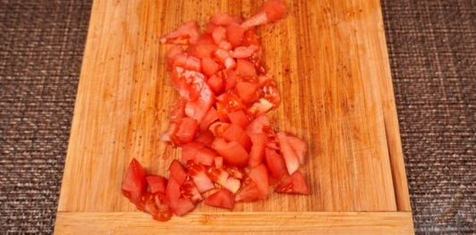 Фото приготовления рецепта: Пёркёльт из говядины, со сладким перцем, помидорами и луком - шаг №14