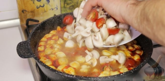 Фото приготовления рецепта: Похмельные пельмени "Том Ям" - шаг №4