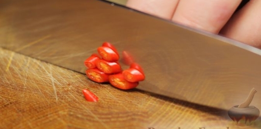 Фото приготовления рецепта: Похмельные пельмени "Том Ям" - шаг №2