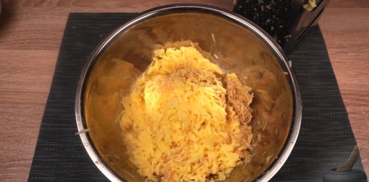 Фото приготовления рецепта: Польские картофельные оладьи - шаг №5