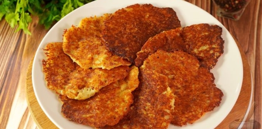 Фото приготовления рецепта: Польские картофельные оладьи - шаг №13