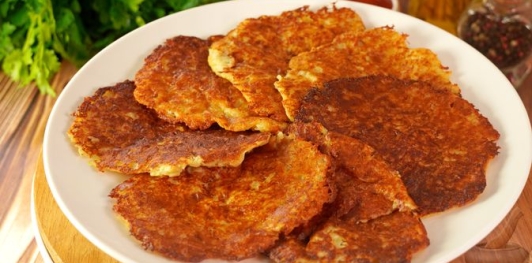 Фото приготовления рецепта: Польские картофельные оладьи - шаг №14