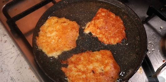 Фото приготовления рецепта: Польские картофельные оладьи - шаг №11