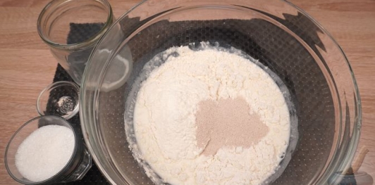 Фото приготовления рецепта: Польский пасхальный кулич на нутряном жире и сливочном масле - шаг №2