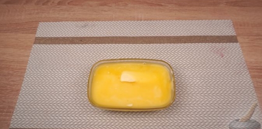 Фото приготовления рецепта: Польский пасхальный кулич на нутряном жире и сливочном масле - шаг №6