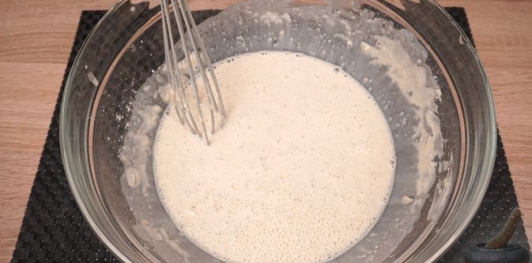 Фото приготовления рецепта: Польский пасхальный кулич на нутряном жире и сливочном масле - шаг №3