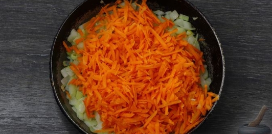 Фото приготовления рецепта: Постные картофельные ушки с овощами - шаг №5