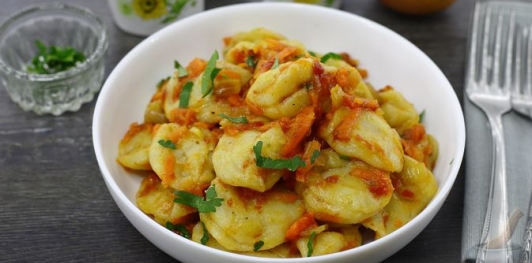 Фото приготовления рецепта: Постные картофельные ушки с овощами - шаг №33