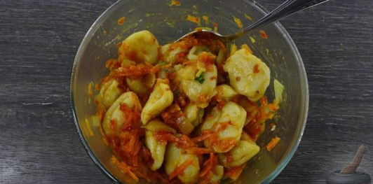 Фото приготовления рецепта: Постные картофельные ушки с овощами - шаг №31