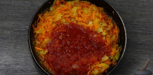 Фото приготовления рецепта: Постные картофельные ушки с овощами - шаг №7