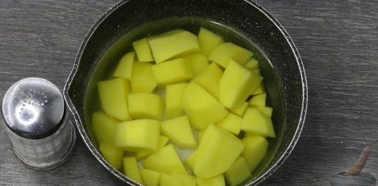 Фото приготовления рецепта: Постные картофельные ушки с овощами - шаг №2