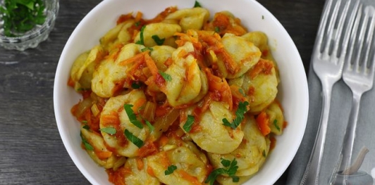 Фото приготовления рецепта: Постные картофельные ушки с овощами - шаг №32