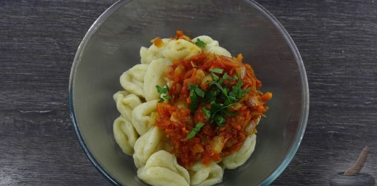 Фото приготовления рецепта: Постные картофельные ушки с овощами - шаг №30