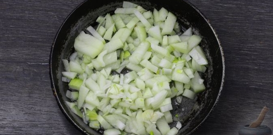 Фото приготовления рецепта: Постные картофельные ушки с овощами - шаг №3