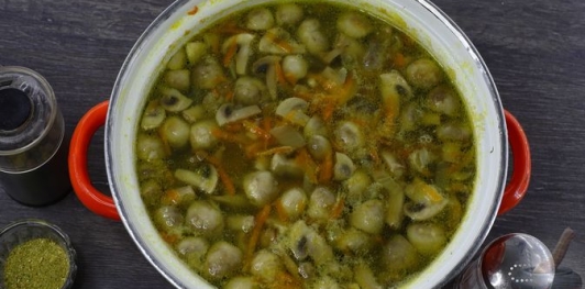 Фото приготовления рецепта: Постный грибной суп с булгуром - шаг №15