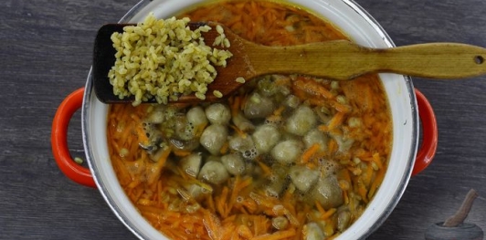 Фото приготовления рецепта: Постный грибной суп с булгуром - шаг №13