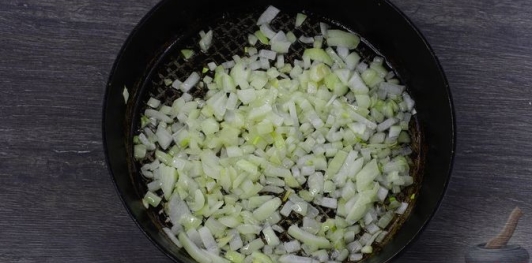 Фото приготовления рецепта: Постный грибной суп с булгуром - шаг №4