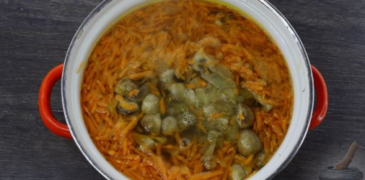 Фото приготовления рецепта: Постный грибной суп с булгуром - шаг №11