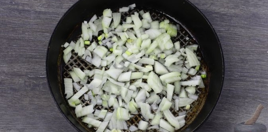 Фото приготовления рецепта: Постный грибной суп с булгуром - шаг №3