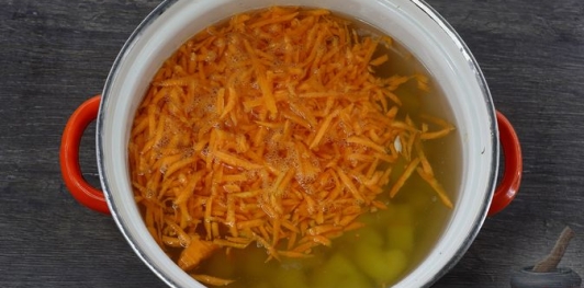 Фото приготовления рецепта: Постный грибной суп с булгуром - шаг №9