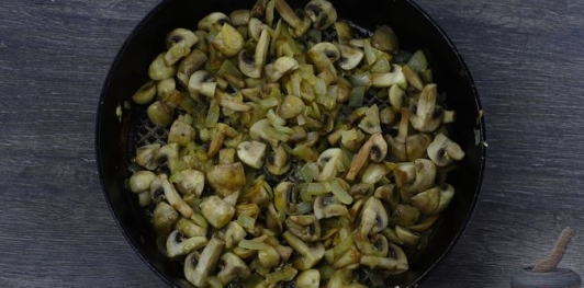 Фото приготовления рецепта: Постный грибной суп с булгуром - шаг №6