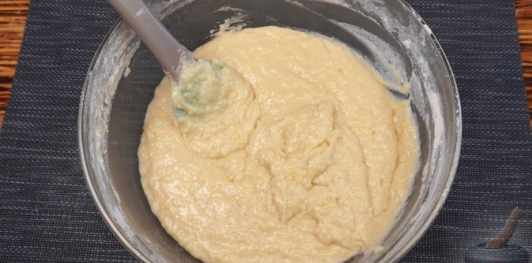 Фото приготовления рецепта: Постный лимонный кекс с глазурью - шаг №9