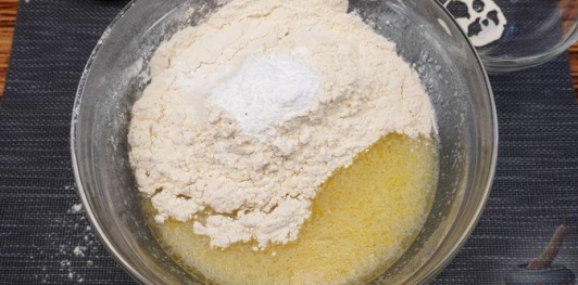 Фото приготовления рецепта: Постный лимонный кекс с глазурью - шаг №8