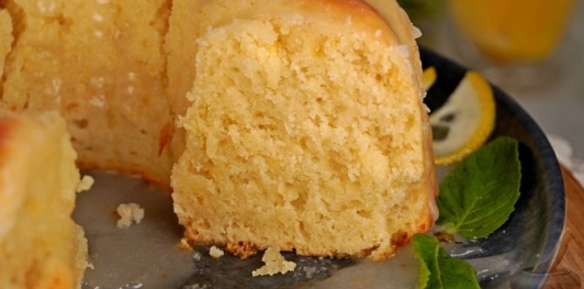 Фото приготовления рецепта: Постный лимонный кекс с глазурью - шаг №18