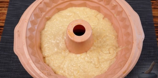 Фото приготовления рецепта: Постный лимонный кекс с глазурью - шаг №10