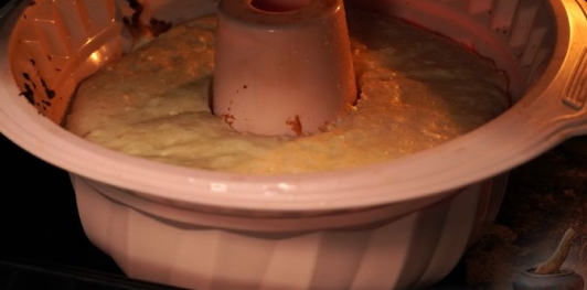 Фото приготовления рецепта: Постный лимонный кекс с глазурью - шаг №11