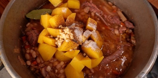 Фото приготовления рецепта: Рагу с бараниной и фасолью - шаг №16