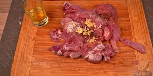 Фото приготовления рецепта: Рис с мясом и черемшой (в духовке) - шаг №5