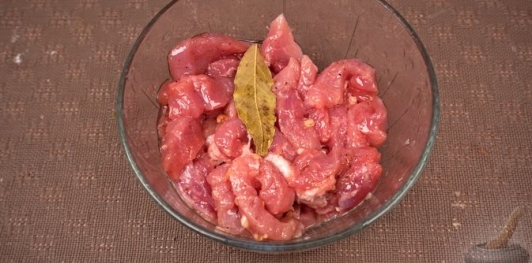 Фото приготовления рецепта: Рис с мясом и черемшой (в духовке) - шаг №6