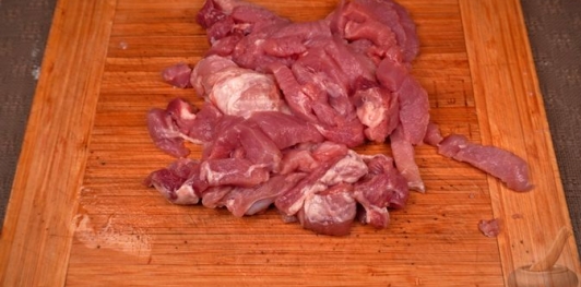 Фото приготовления рецепта: Рис с мясом и черемшой (в духовке) - шаг №3