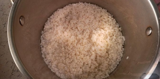 Фото приготовления рецепта: Рис с мясом и черемшой (в духовке) - шаг №12