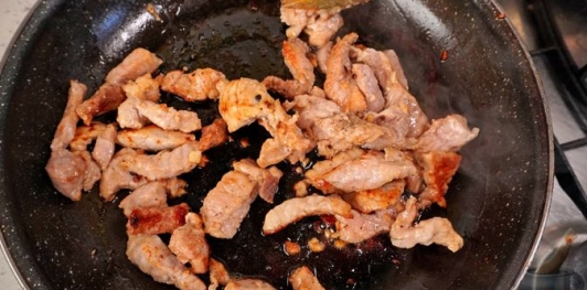 Фото приготовления рецепта: Рис с мясом и черемшой (в духовке) - шаг №11