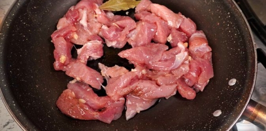 Фото приготовления рецепта: Рис с мясом и черемшой (в духовке) - шаг №10