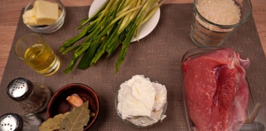 Фото приготовления рецепта: Рис с мясом и черемшой (в духовке) - шаг №1