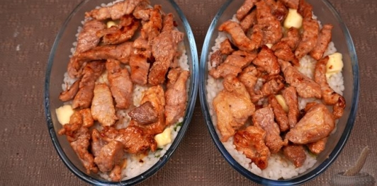 Фото приготовления рецепта: Рис с мясом и черемшой (в духовке) - шаг №14