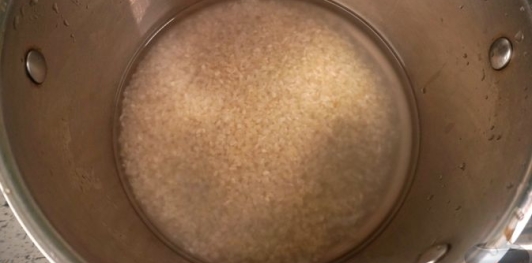 Фото приготовления рецепта: Рис с мясом и черемшой (в духовке) - шаг №2